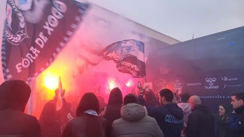 Aficionados del Celta, en el hotel de concentraci�n del equipo en la tarde de este mi�rcoles.