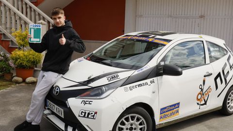 Germ�n Otero, sobre su Toyota Aygo, muestra la L que se gan� apenas�ocho d�as�antes de debutar en el Rali do Cocido.