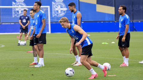 Teun Gijselhart, conduciendo el bal�n durante un entrenamiento, con varios compa�eros al fondo.