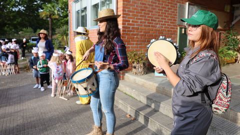 Los profesores del CEIP de Rubiáns, en Vilagarcía, recibieron con música a los alumnos