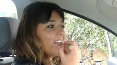 Joven maquill�ndose en el coche.Joven maquill�ndose en el coche