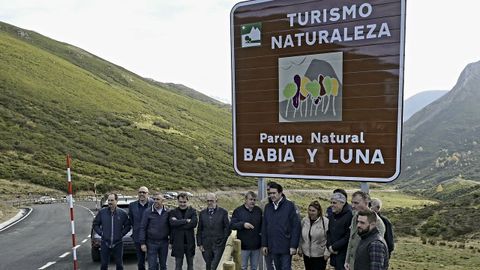 El consejero de Medio Ambiente, Juan Carlos Surez Quiones (5d), durante la inauguracin este lunes de la carretera de la Farrapona, que conecta len con Asturias