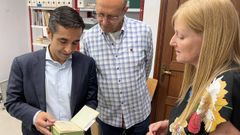 Rey Varela y Ponte Far en su visita a la biblioteca de la plaza de Espa�a. 