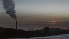 La planta de al�mina de San Cibrao, en la puesta de sol