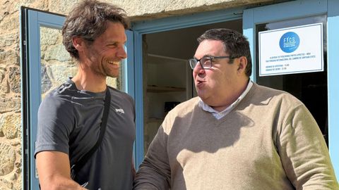 El alcalde de Noia, Francisco P�rez, recibi� al primer peregrino, �scar Caldera, un catal�n que realiza la ruta en bicicleta