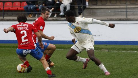 Varo y Champi, de la UD Ourense, protegiendo el baln de un jugador del Fabril.