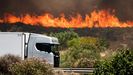 Un cami�n conduce por la autopista A7 mientras el incendio avanza en Los Gallaros