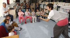 <span lang= es-es >Cuentos en Malpica</span>. Marta Ortiz, cuentacuentos e integrante de A Tropa de Trapo, pas� ayer por el Centro C�vico con un espect�culo titulado Cores y dirigido a los ni�os de m�s de 3 a�os. 