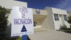 Imagen de archivo de un punto de vacunaci�n en el PAC de Cee, integrado en el edificio del centro de salud