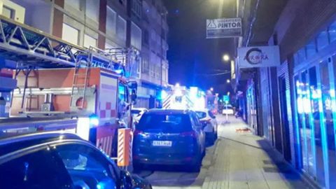 Imagen del cami�n del Servizo Municipal de Emerxencias de Vilagarc�a en la calle del edificio incendiado durante el operativo de extinci�n.