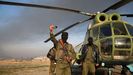 Varios combatientes rebeldes se sacan un selfie en el aeropuerto militar de Nayrab, en Alepo.