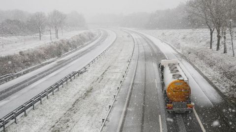 Complicaciones en el tr�fico en la A-52 por la nieve