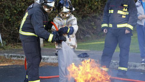 Protección Civil de Culleredo, durante una jornada de formación sobre incendios para escolares
