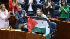 La portavoz del PSOE en la Asamblea, Mar Espinar, con una bandera de Palestina, interviene durante un pleno en la Asamblea de Madrid.