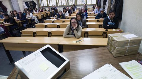 Varios universitarios antes de examinarse para obtener una plaza de mdico residente (MIR)