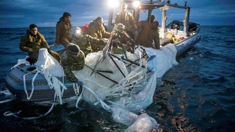 Marineros de la Armada de EE. UU. recuperan los restos del globo chino abatido en la costa de Carolina del Sur
