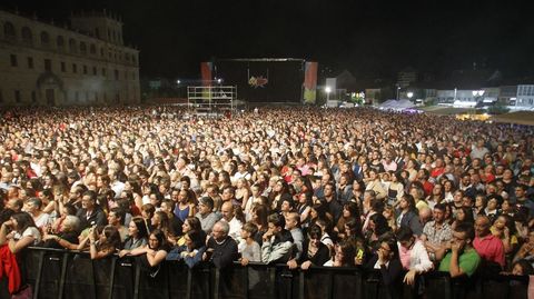 Una multitud llena la explanada de la Compaa el 15 de agosto del 2019, en uno de los conciertos de las fiestas de aquel ao