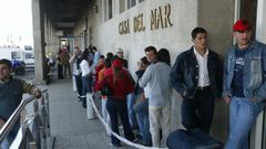 Imagen de la cola para presentar solicitudes de regularizaci�n de inmigrantes en el Instituto Social de la Marina, en Vigo