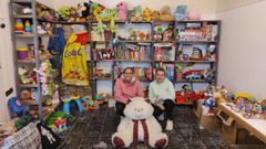 Zoila (izquierda) y Tania, con las estanter�as llenas de juguetes, igual que las mesas plegables que les ha cedido el Concello