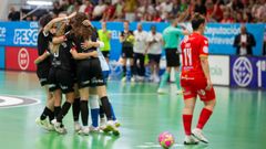 Las jugadoras del Futsi celebrando uno de los goles al Poio