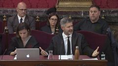 Orial Junqueras, al fondo, observa la intervenci�n de su abogado, Andreu Van den Eynde