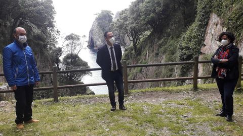 De izquierda a derecha,  el director general de Cultura y Patrimonio, Pablo Le�n;  el alcalde de Ribadedeva, Jes�s Bord�s, y la consejera  de Cultura, Pol�tica Lling��stica y Turismo Berta Pi��n,  junto al acceso de la cueva de El Pindal.