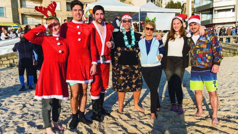 Chapuz�n para despedir el a�o en la playa de Silgar, en Sanxenxo