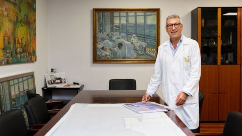 El gerente del �rea sanitaria de A Coru�a, Luis Verde, con los planos el Novo Chuac. 