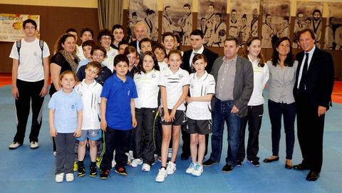 VISITA DE VICENTE DEL BOSQUE A RIBEIRA PARA RECIBIR PREMIO DEL CLUB DE TAEKUONDO NATURAL SPORT VIDELGI. CLUB DE NATACION RIBEIRA