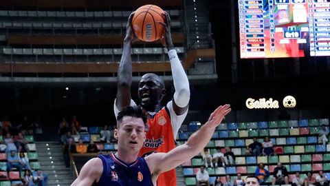 Ilimane Diop lanza a canasta ante Alex Barcello en las semifinales de la Copa Galicia.