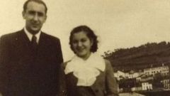 Cunqueiro, con Orrtigueira al fondo, en una imagen tomada en la �poca en la que residi� en la villa.