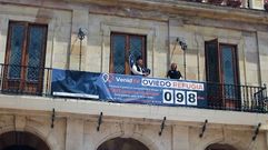 El �Pravianu� toca por los refugiados desde el balc�n del Ayuntamiento de Oviedo.El �Pravianu� toca por los refugiados desde el balc�n del Ayuntamiento de Oviedo 
