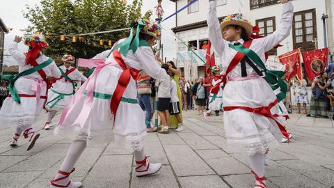 Danzantes de Vilanova dos Infantes interpretan el entrenzado de su danza gremial ante la Virgen del Cristal