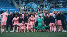 Los futbolistas del Celta, celebrando el triunfo ante el Alavs con Radu cabeza abajo.