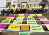 <span lang= es-es >Jornada de ayuno y silencio</span>. La Red Solidaria Popular de Vigo y el Foro Socioeducativo Os Ningu�ns emprendieron ayer una jornada de ayuno y silencio de 24 horas para pedir soluciones en los casos de desahucios. Comenz� ante la Xunta y sigui� en las escaleras del Marco para terminar en el Concello. 