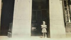 Paula Marcos, hija del matrimonio fundador, de ni�a delante de la confiter�a