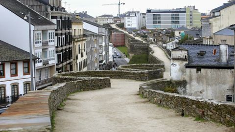 Muralla de Lugo, el adarve con casas en ruina en A Tinera