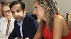 El alcalde, Jos� Manuel Rey, entre la delegada territorial de la Xunta, Martina Aneiros (dcha.) y la presidenta del Club de Prensa, Julia D�az, este martes en el ciclo Conversas no Parador.