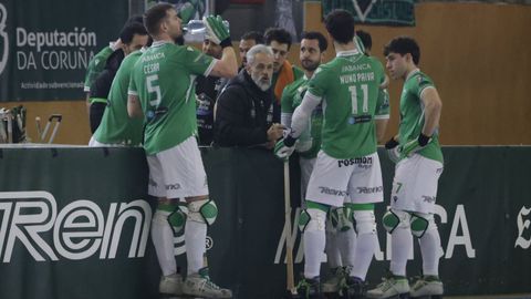 Los jugadores del Liceo escuchando a Juan Copa durante un tiempo muerto de un encuentro de esta temporada