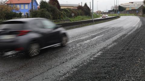 Grava levantada y despedida al arc�n y baches incipientes en la FE-13, de competencia estatal, en un punto cercano al Marcide y reparado hace solo unos meses.