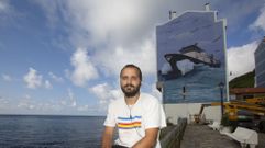 El autor, Yoseba M. P., con el mural original en el que se inclu�a la caricatura de Castelao
