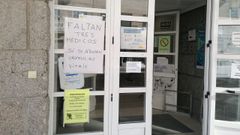 Foto del ambulatorio de Moa�a del pasado enero, con carteles denunciando la falta de m�dicos.