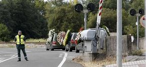 El coche f�nebre pas� ayer junto a la v�a de tren en la que Diego Rodr�guez fue arrollado.