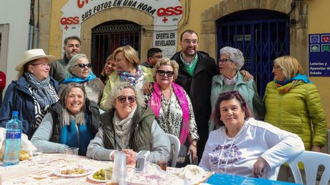 El presidente asturiano, Adrin Barbn, con asistentes a las fiestas de El Bollo de Avils