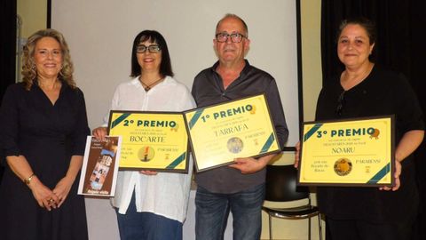 Los tres ganadores del DegustAres junto a la edila de Comercio en la Alianza Aresana.