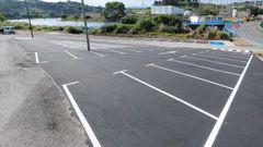 La nueva zona de aparcamiento gratuito en los accesos a la playa de Sab�n, en Arteixo, tiene 48 plazas