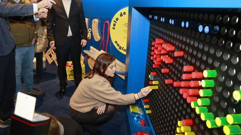 La alcaldesa, In&eacute;s Rey, prueba una de las actividades del nuevo m&oacute;dulo de la Domus