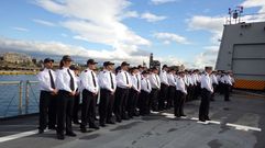La dotaci�n del  Pati�o  en la despedida oficial del barco en El Pireo