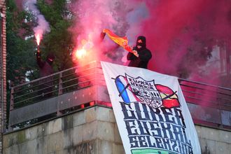 Aficionados de la selecci�n espa�ola en Eibar (Guip�zcoa) quemando la bandera de Espa�a durante la final del Mundial 2026