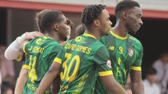 La plantilla xovense, tras un gol en su pabell�n.